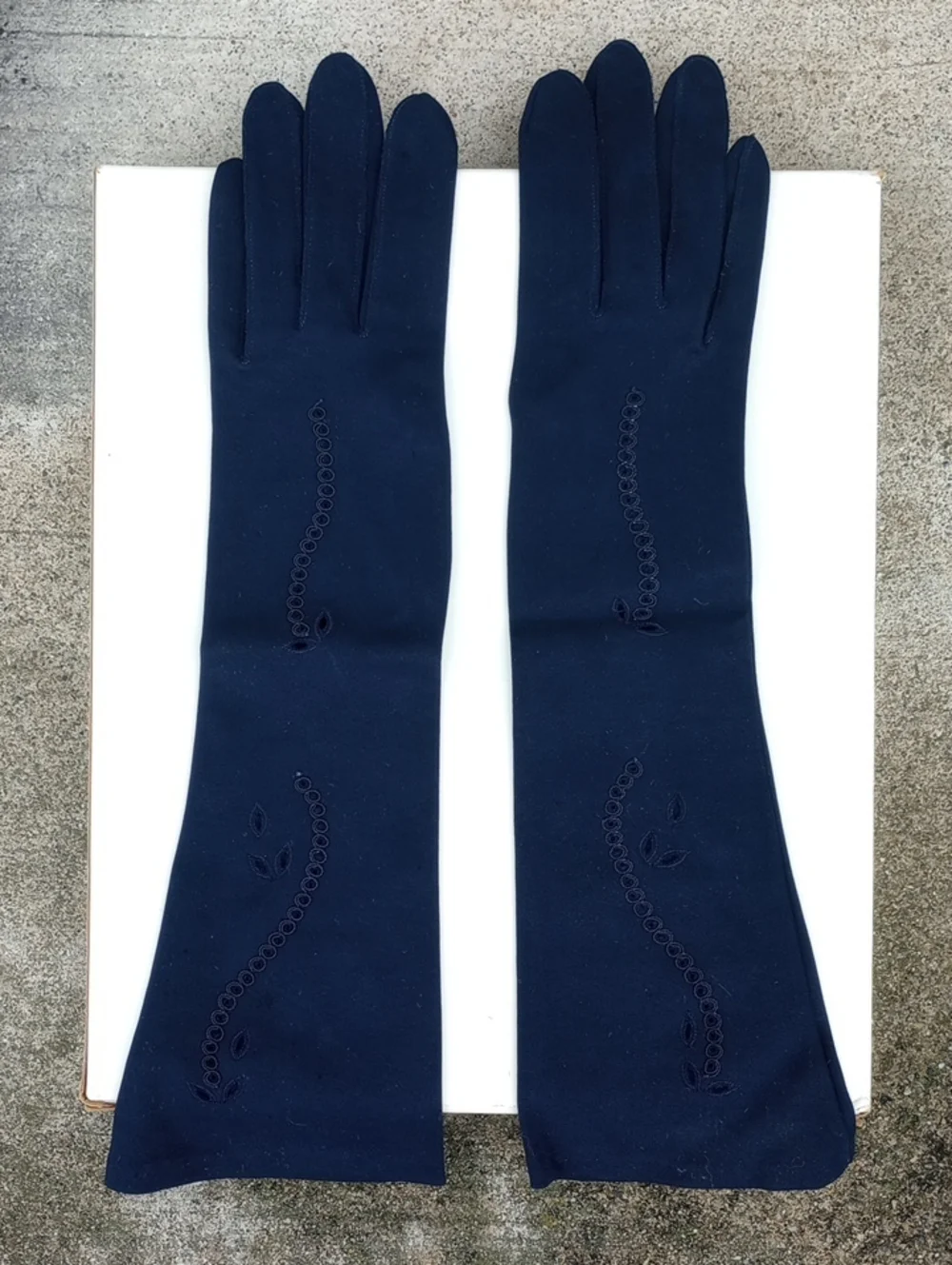 LIKE NEW Classic Traditional Navy Blue Vtg Dress Gloves for Prom or Formal Event